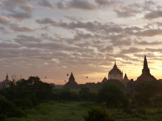 Sonnenaufgang, fotografiert vom Maha Zedi nach Nordosten, hinten links der Ananda