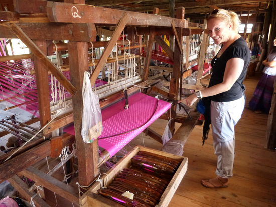 Conny will sich einen pinken Longyi weben lassen....