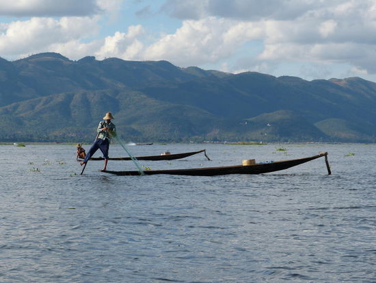 Traditioneller Einbeinruderer. So bleibt eine Hand zum Fischen frei