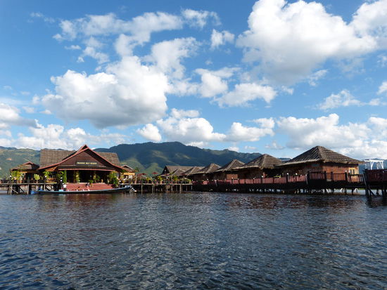 Paradise Inle Resort. Die virte Hütte von rechts war unsere.