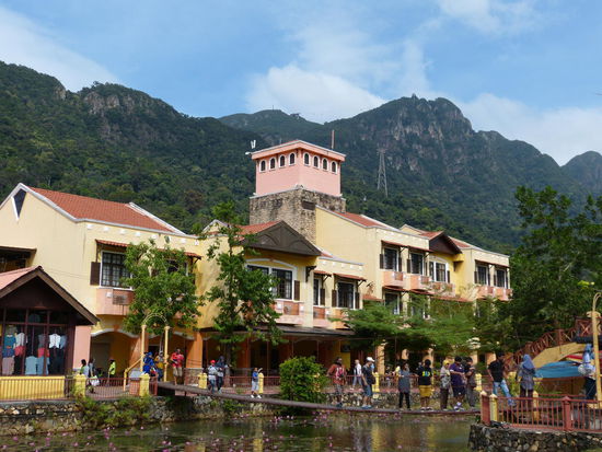 Im Oriental Village, rechts im Hintergrund führt die Seilbahn auf den Mat Cincang