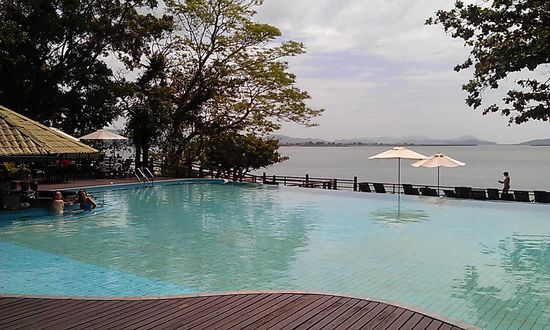 Pool mit Swim-In-Bar