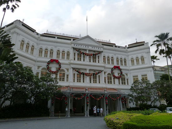 Weihnachtliches Raffles-Hotel bei 32°C
