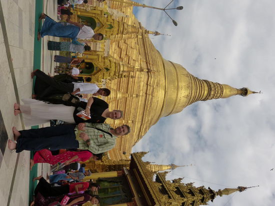 jetzt  müsst ihr halt mal den kopf drehen, geht schneller, als hier das bild zu drehen. soooolllllyyyyyyy!!!! 
wenn ihrs tut, seht ihr: DoCoy vor der shwedagon pagode.