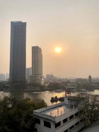 Chao Phraya Sunset vom Rooftop der River Vibe-Bar