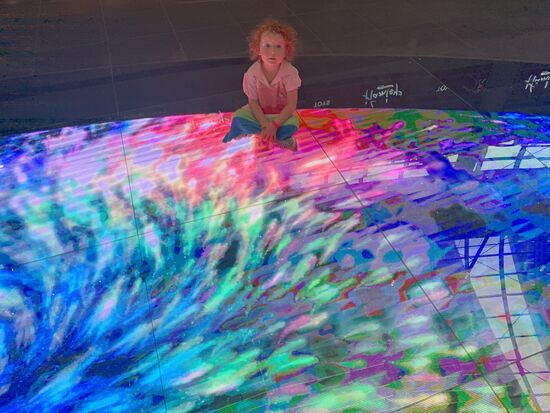 Diesen interaktiven Boden möchte ich in meinem Büro haben! Bitte!