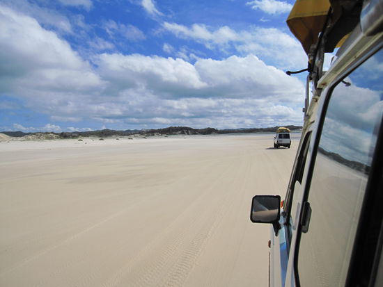 ...und los geht die Fahrt am Strand entlang