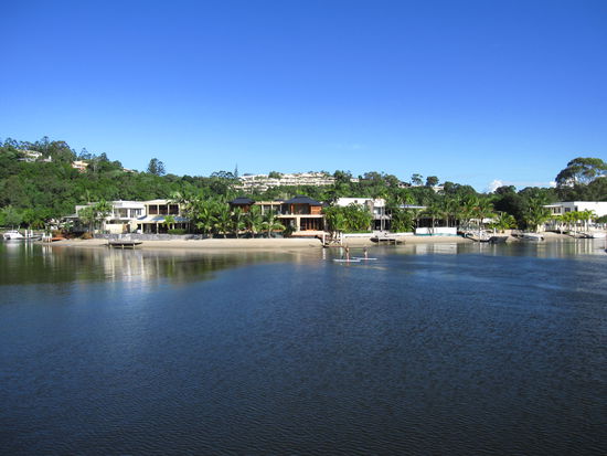 Hier leben die Reichen  Haus mit eigenem Boot vor der Tuer...nicht schlecht