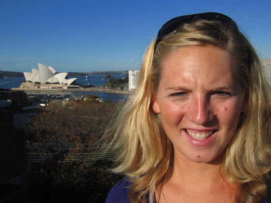 die Sonne blendete  Annette auf dem Weg zur Harbour Bridge, im Hintergrund die Oper