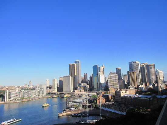 Blick auf Sydney von der Harbour Bridge aus gesehen