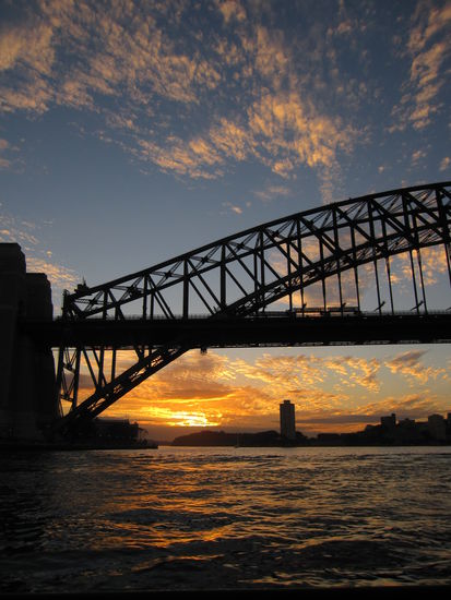 und weil es so schoen ist, hier noch einmal: die Harbour Bridge im Sonnenuntergang
