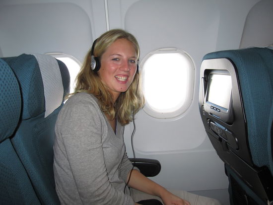 Annette im Flieger in Richtung Neuseeland
