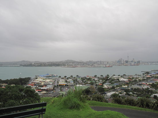auf der anderen Seite des Meeres, seht ihr im Hintergrund den Skytower Aucklands?