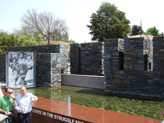 Hector Pieterson Denkmal - auf dem Bild links kann man sehen, wie Hector Pieterson nachdem er erschossen wurde, weggetragen wird.