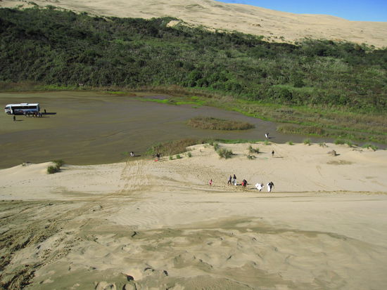 der Blick von der Sandduene...seht ihr das Wasser am unteren Ende? Ja, genau dort bin ich gelandet 