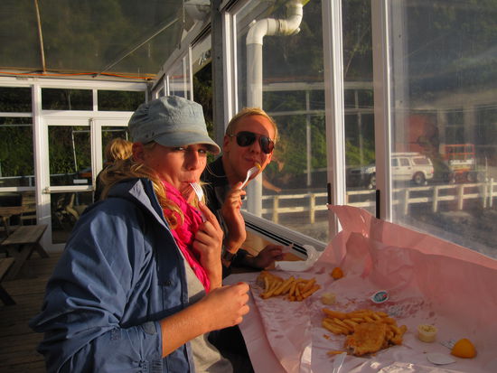 Annette isst "Fish and Chips"