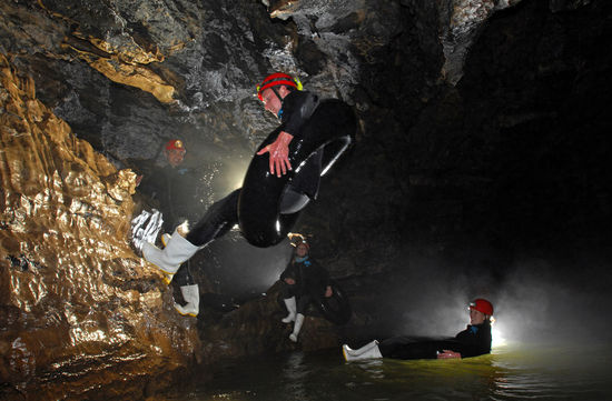 und hier bin ich genauso mit meinem Tube heruntergesprungen:Foto von der Werbe-CD der Waitomo Caves
