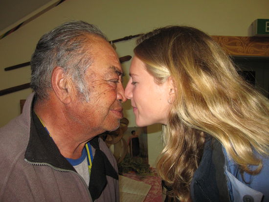 wir begruessen uns gegenseitig: maoritypische Begruessung, Hongi genannt!