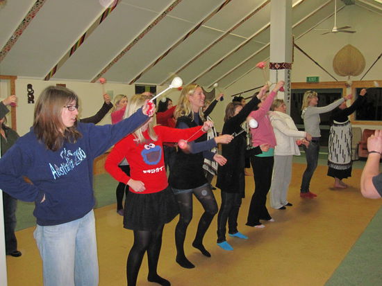 wir Maedels tanzen den "Poo Poi Tanz"