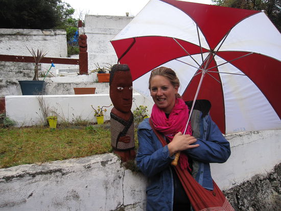 Annette mit einem Maori Carving