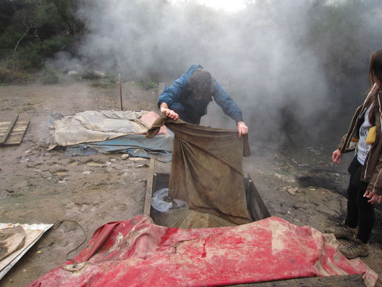 unser Stray Fahrer versucht unser Essen zu kochen
