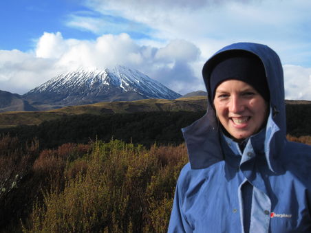 Annette vor dem Mt Ngauruhoe im Tongario Nationalpark