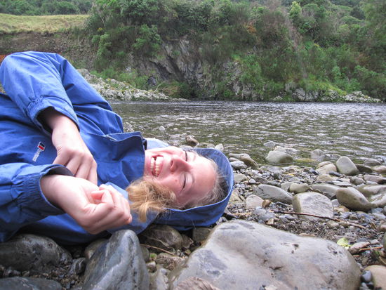 Lord of the Rings - Die zwei Türme: Aragorn liegt verletzt am Flussufer, in der nächsten Sekunde kommt sein Pferd, stupst ihn mit der Nase an und rettet ihn (ein Pferd hatten wir leider grade nicht dabei  ).