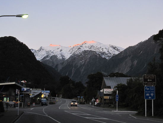 Blick vom Franz Josef Town auf die Berge