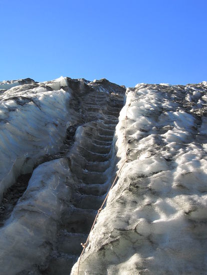 die Treppenstufen entlang