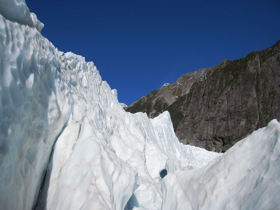 schoene Gletscherlandschaft und glasklar blauer Himmel