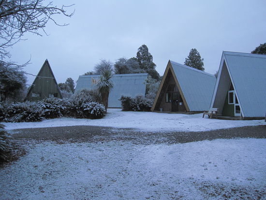 am nächsten Morgen in unserem Häuserwald: Schnee, Schnee, Schnee !!!