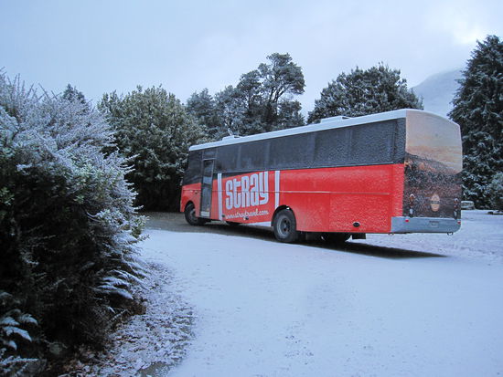 unser Stray Bus im Schnee
