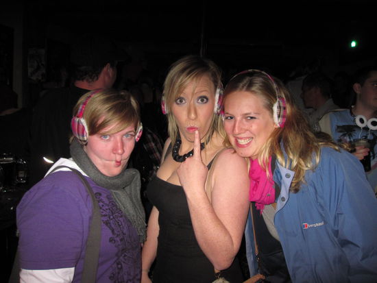 meine Mädels aus dem Straybus und ich am Quatschmachen (wobei ich bin ja richtig gesittet , v.l. Cleo aus England, Sh aus Irland und ich.