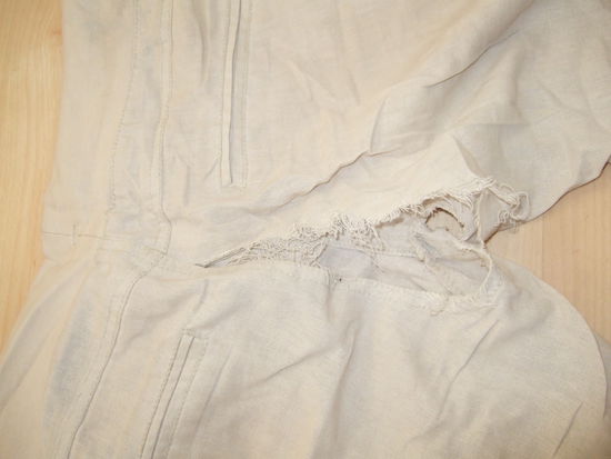 seht ihr das? So sah meine Hose aus, als ich sie von dem Mädchen wiederbekam...total zerissen...da frag ich mich ernsthaft, wie die das gemacht hat...Leute gibts...