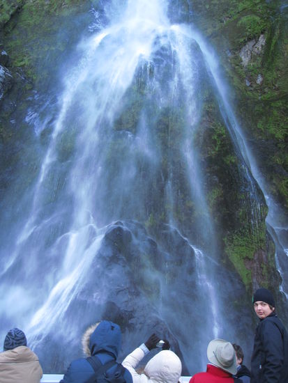 hui, da sind wir ganz schön nah an den Wasserfall herangefahren