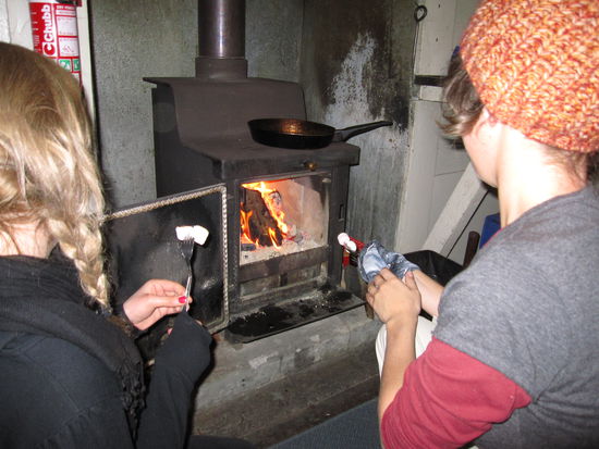Marshmallowzubereitung in unserem Ofen mit meinen Mädels Laura und Jasmin mit denen ich bereits meine Zeit in Wanaka verbracht hatte
