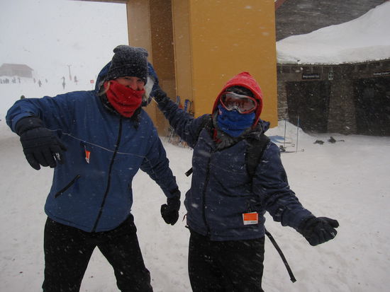 Annette und Cleo dick eingepackt im Schneesturm
