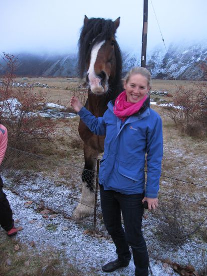 wir vertreiben uns unsere Zeit mit diesem hübschen Pferd...wobei ich auch schon mal eine bessere Verbindung zu Pferden hatte 