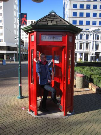 Annette in der Telefonzelle, die hier in Christchurch irgendwie typisch sind.