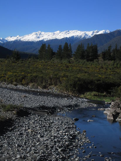 Schneebedeckte Berge im Hintergrund