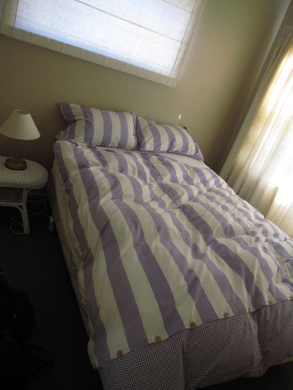 mein wunderschönes und total gemütliches Bett in Christchurch...ich habe ja diese Farbkombination geliebt: violett und weiss gestreift...herrlich (nein, das ist keine Ironie!)