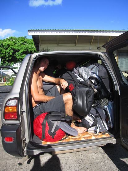 und so ging es dann auf Tour von Apia in den Süden Upolus...vier Menschen, mehrere Surfbretter und Gepäck...muss ja alles in den Wagen passen, ne? 