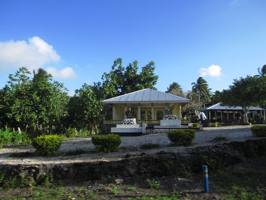 der Tod ist Teil des Lebens...Gräber befinden sich oft mitten auf dem Grundstück