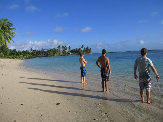 meine drei Jungs blicken dem Meer entgegen