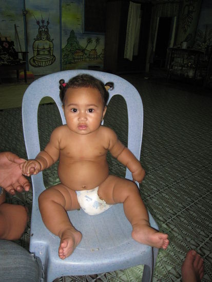 süßes samoanisches Mädchen der Familie, die uns aufgefangen hat