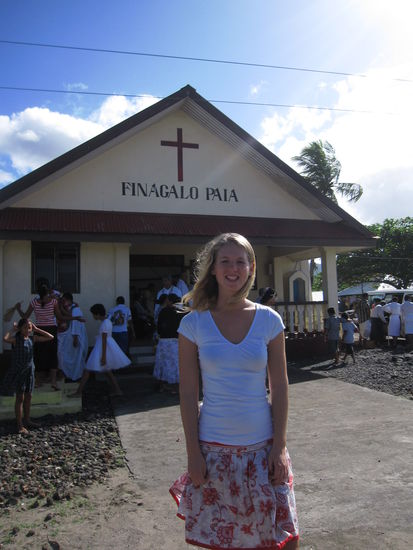 Annette geht zur Kirche in Siumu