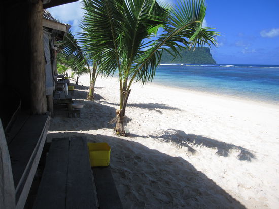 mein Fale (ja, genau das, was ihr links vorne im Bild seht) direkt am Strand...schöner kann man es doch nicht haben, oder?