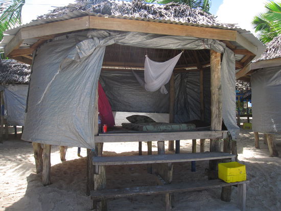 und so sah es dann von innen aus...ja, Luxus ist etwas anderes..aber den Luxus hatte ich ja direkt vor der "Tür" ... die Planen sind übrigens nur für uns Touristen angebracht, normalerweise würde man ganz offen schlafen!