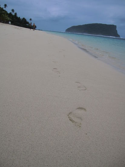 ich hinterlasse Spuren auf dem Lalomanu Beach bei bewölktem Wetter...auch dann leuchtete das Wasser im strahlenden Türkies!!!