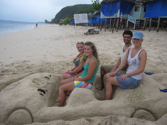 und was macht man so bei bewölktem Wetter? Man baut im Sand Autos 